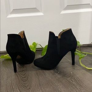 HEELED BOOTIES- new